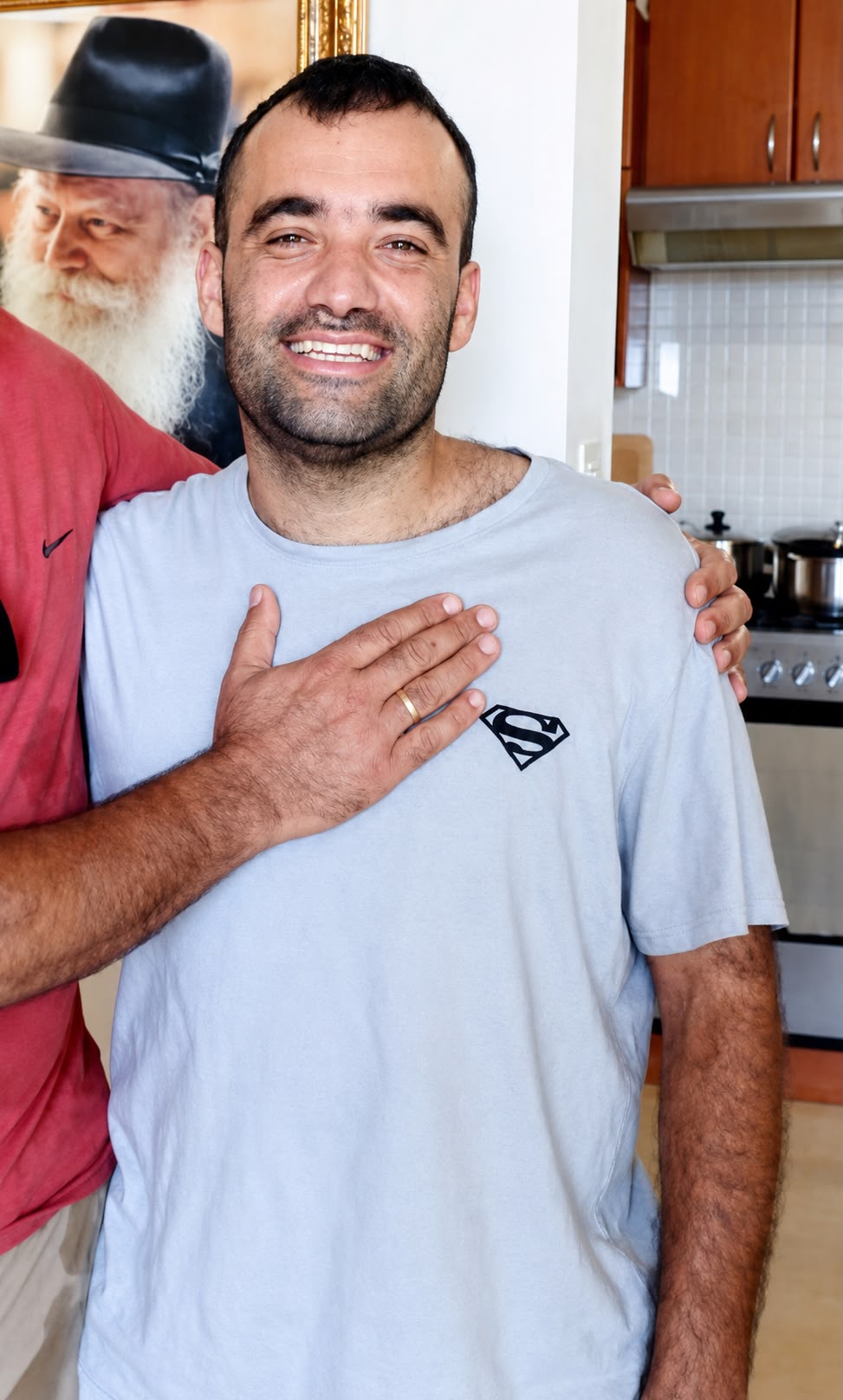 אלון חן מחייך